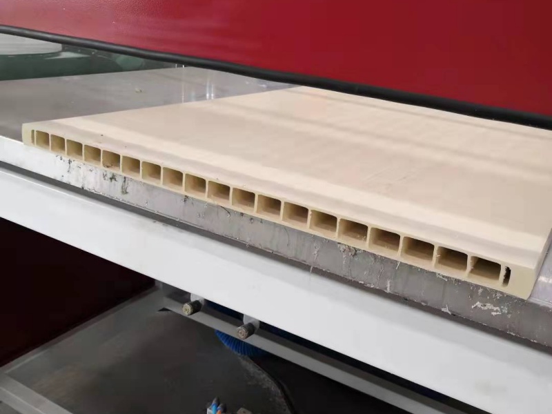 Extruder na profily dveří WPC